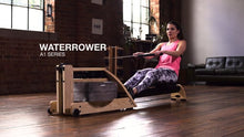 Načíst a přehrát video v prohlížeči Galerie, WaterRower A1 Oak - Veslovací trenažér

